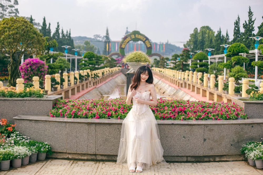 Du khách check in vườn hoa thành phố